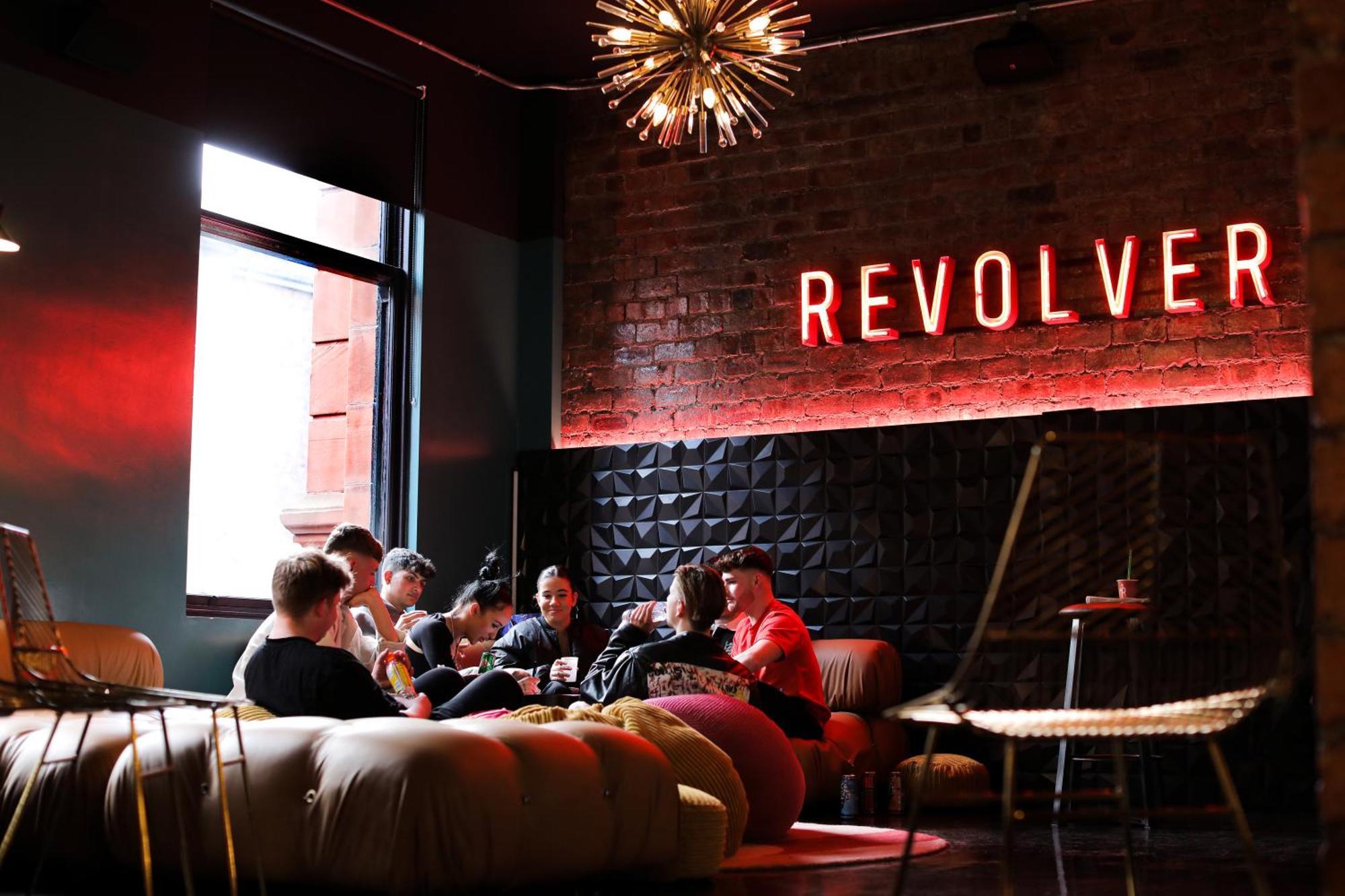 Revolver 글라스고 외부 사진