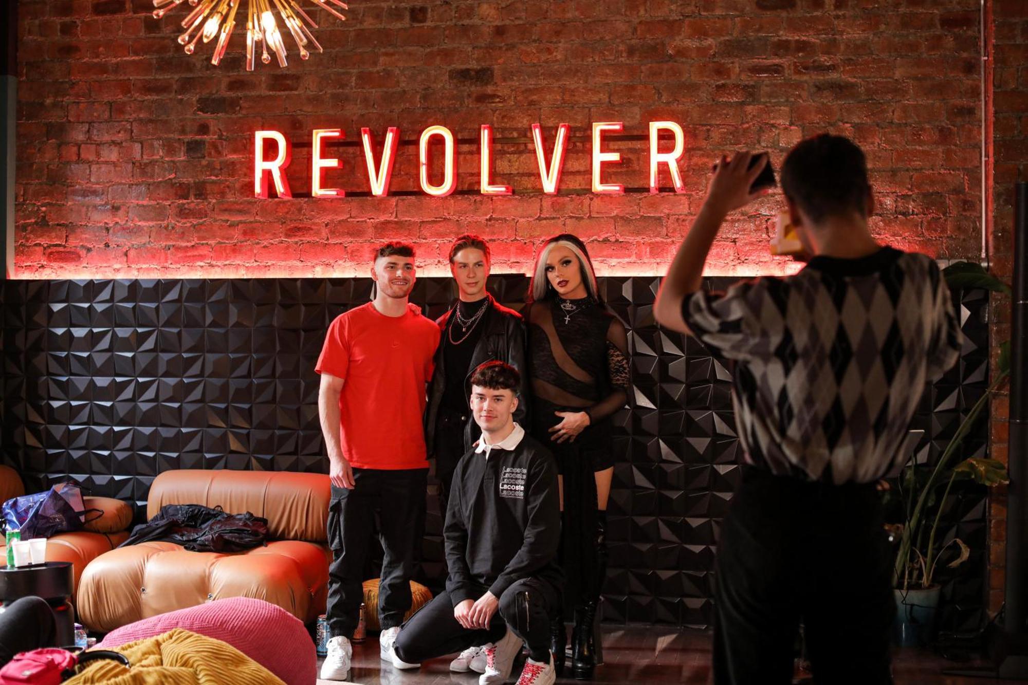 Revolver 글라스고 외부 사진
